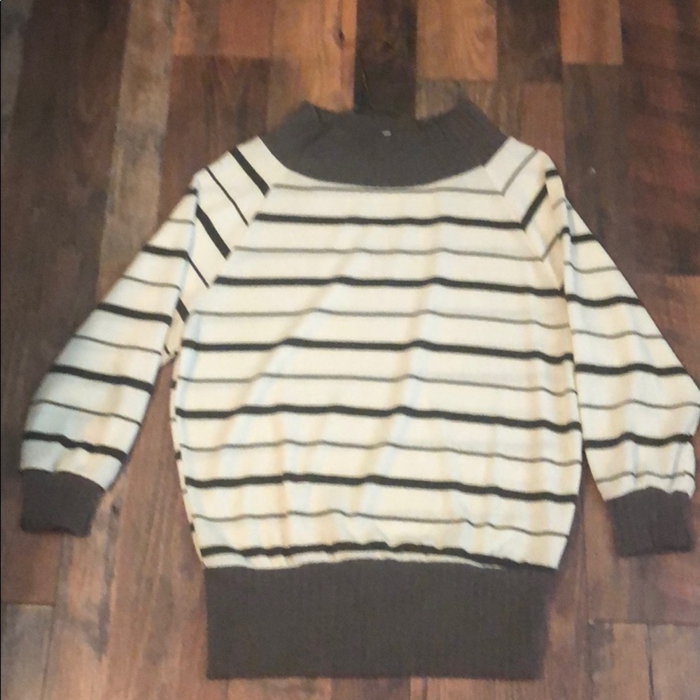 Olive green three-quarter sleeve sweater